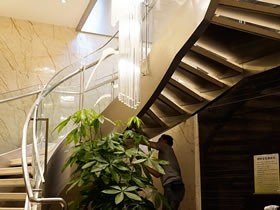 酒店箱梁结构钢旋转楼梯